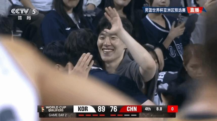 比赛还没结束，但韩国球员开始击掌庆祝……此时，镜头扫到坐在观众席上的赵睿，他抬眼
