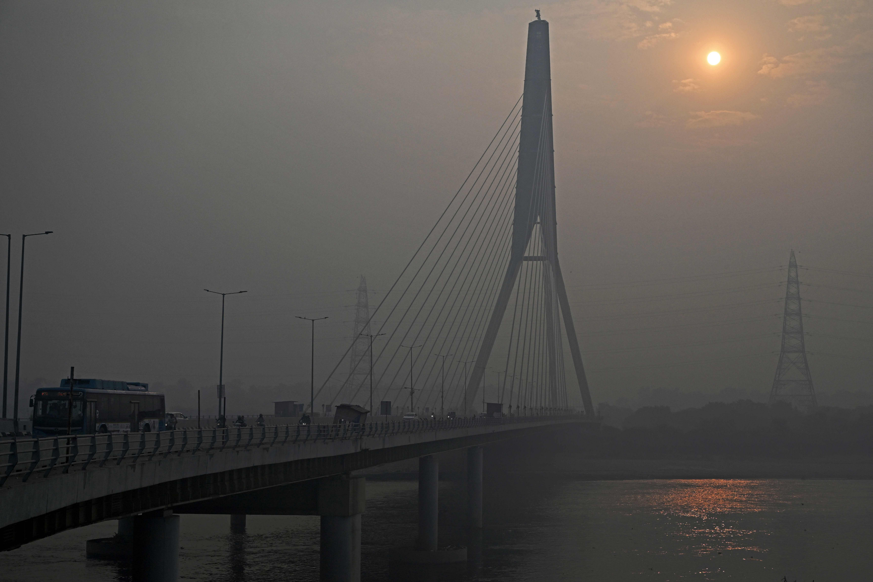 #印度尝试人工增雨应对雾霾#【美媒：新德里雾霾严重，印度尝试人工增雨】据美联社1