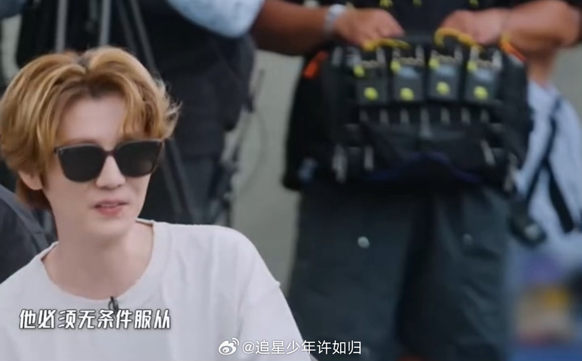 五哈导演一开口鹿晗也没招了哈哈哈哈哈 这首歌平时听没觉得多难，直到听导演念出来才