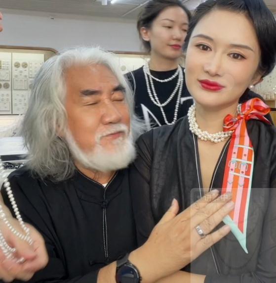 张纪中的小妻子杜星霖抱怨道：“老爷爷力大无比，口味也重，我已感到疲于应对！”

