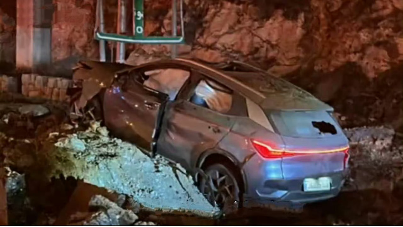 直接硬扛爆炸冲击，车都那样了人居然都没事。这才是实打实的安全，比亚迪和中国制造，