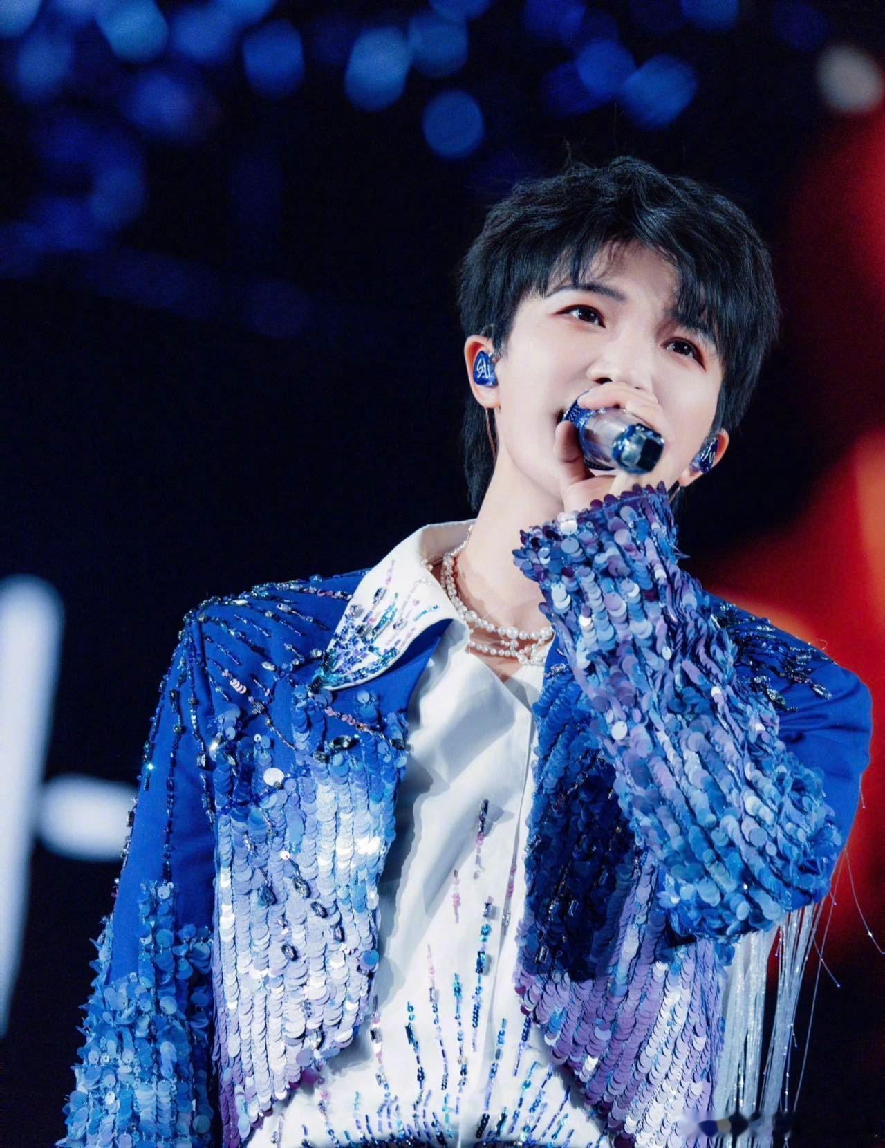 周深小心翼翼的闯了很多祸跨年晚会官宣短视频里，周深把鸽王梗玩到飞起，拿小鸽子当指