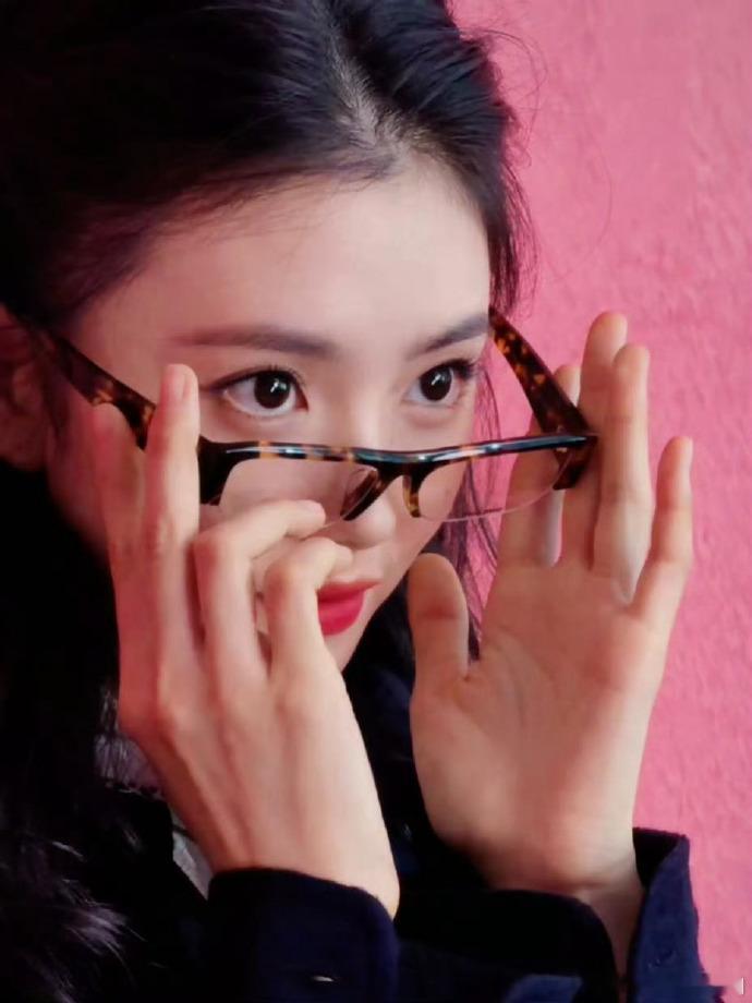 春楠拍的刘浩存怼脸live图超绝，miu系学姐妆更衬出她的灵动颜值 