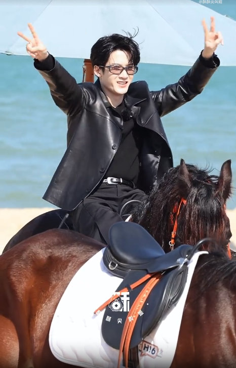 檀健次控马好帅 你好星期六 你好星期六全员团建路透 海边骑马的檀健次控马一气呵成
