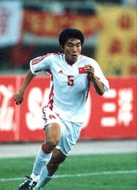 1980年8月20日，沈阳沈河区万寿寺街一户普通家庭迎来独子郑智。家中祖辈、几位