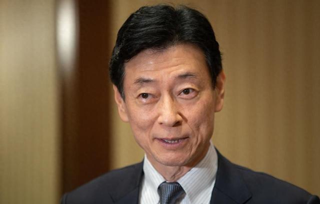 日本自民党"四大要职"之一的西村康稔来北京了，但这次没人陪他见高层。

这事透着
