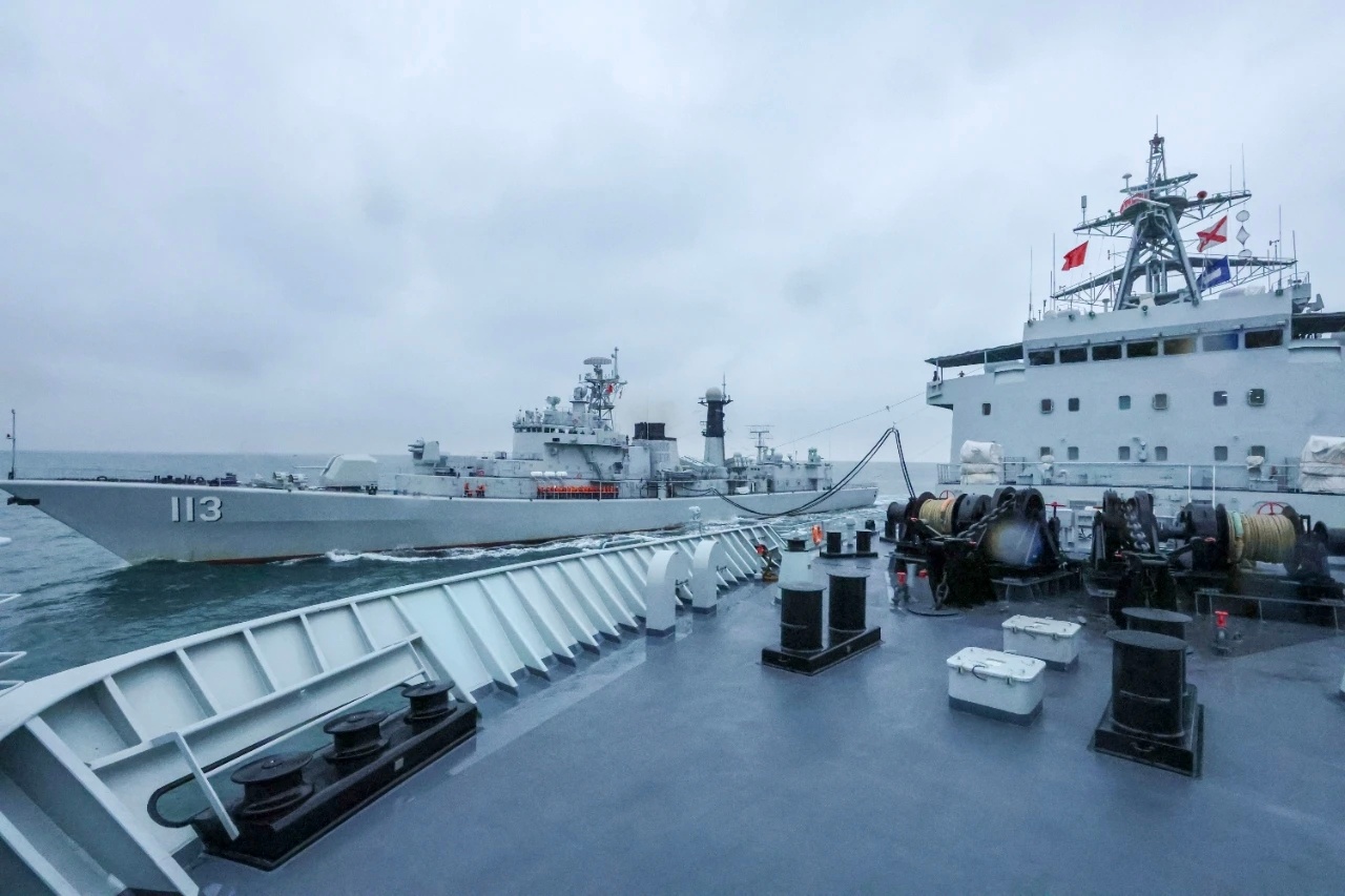 现役时间长达30年的113青岛舰和最新052D改进型驱逐舰127驻马店舰同框，服