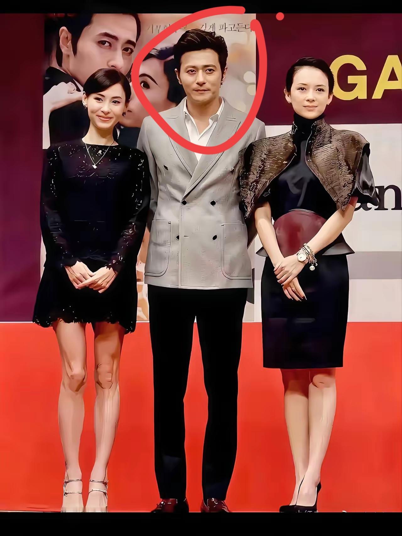 章子怡和张柏芝我认识，中间这位大佬是谁