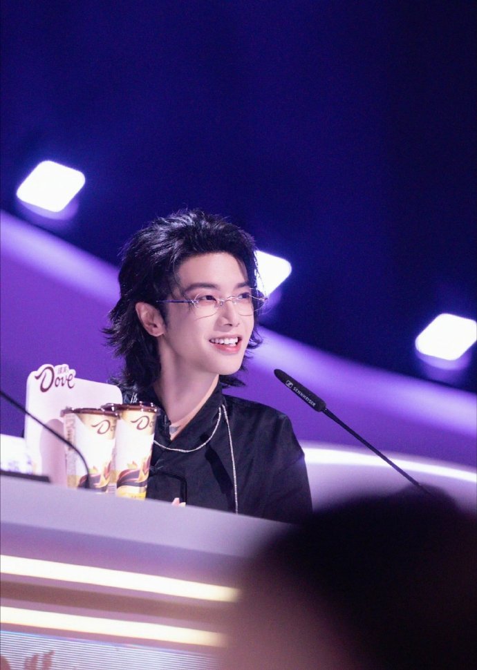 华晨宇就这样小指头戳戳萌翻了！华晨宇这一下小指头戳戳也太乖了，何老师口误喊错环节