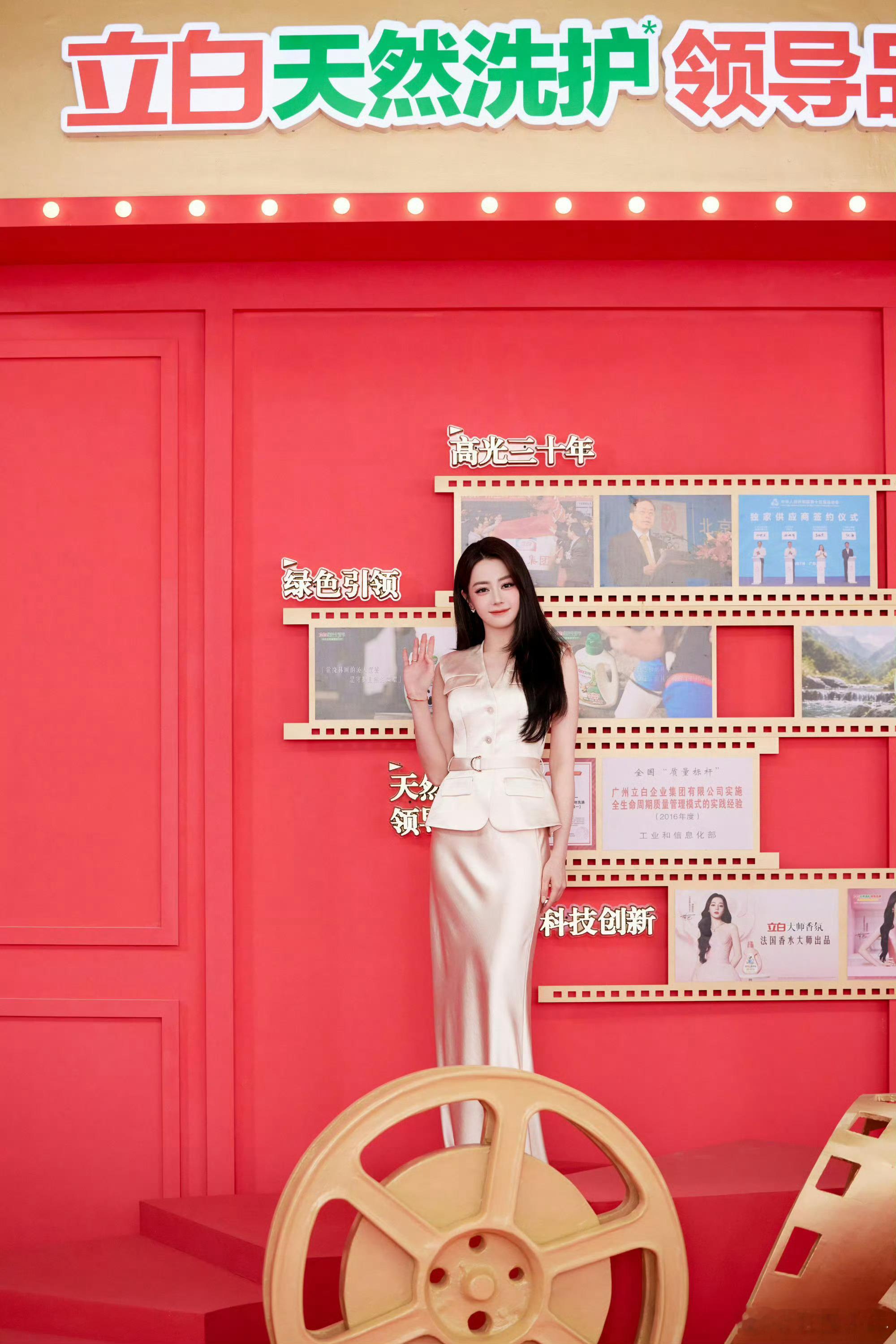 迪丽热巴探寻生活的愉悦灵感于生活之中觅得灵感与欢愉，迪丽热巴褪去浮华，感受人间烟