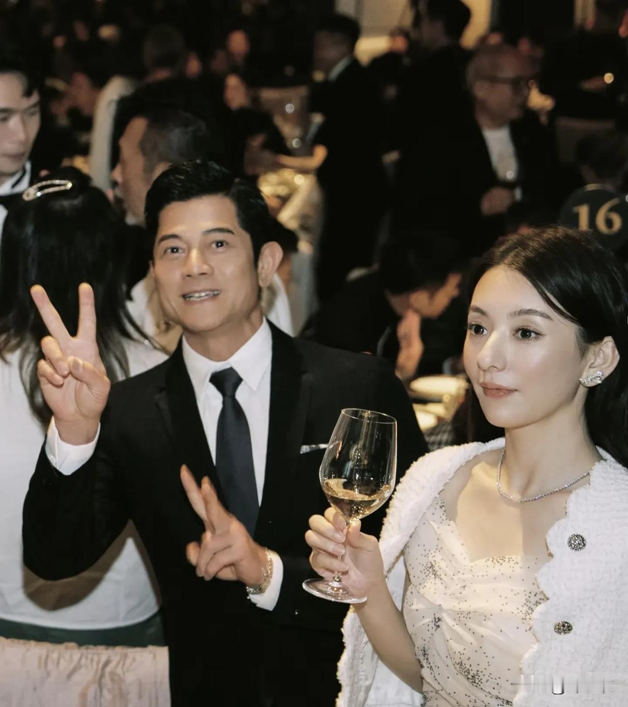 人家小美说过，有自己的快乐，其实她是郭富城的贵人，因为她成就了今天的郭富城。
