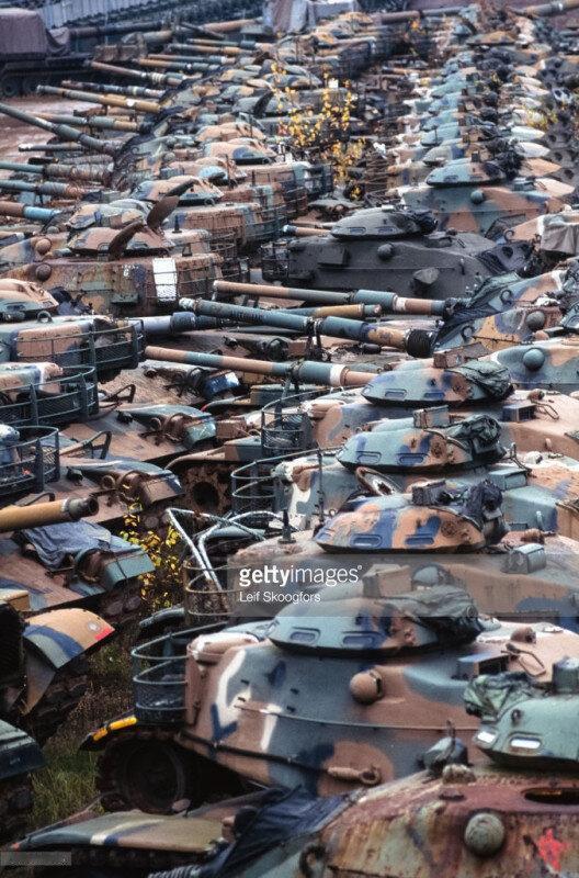 北约军事集团装甲装备的库存基地，或者叫坦克坟场：里边存有美国M-60坦克，德国黄