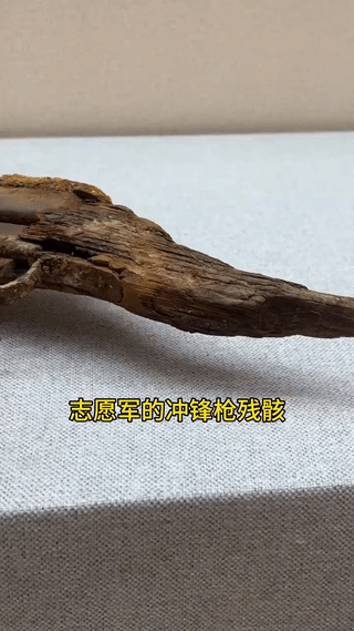 这是中国人民志愿军战士曾经用过的一支苏制“波沙沙”冲锋枪。
它的主人最后不幸牺牲