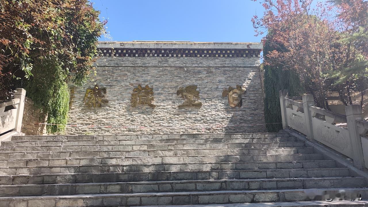 打卡阿坝州理县甘堡藏寨
甘堡藏寨坐落于阿坝理县杂谷脑河畔，藏语意为坡上村落，素有