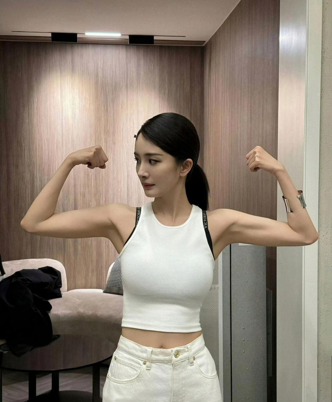 杨幂这腰可真不是凭空得来的。 
