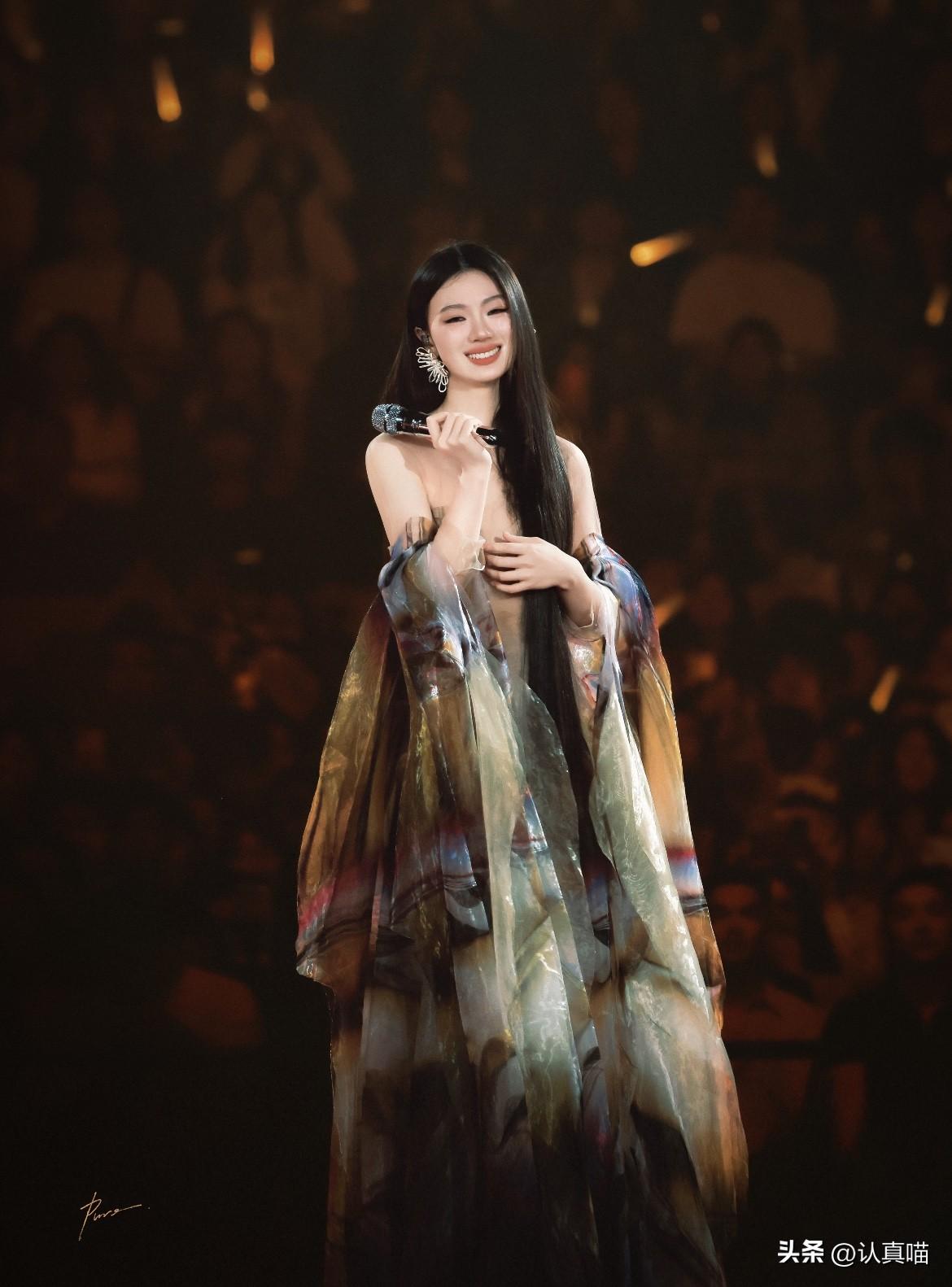 谁懂啊！看完单依纯演唱会的人，真的会恍惚好几天！
千万别只信屏幕里的她，现场和镜