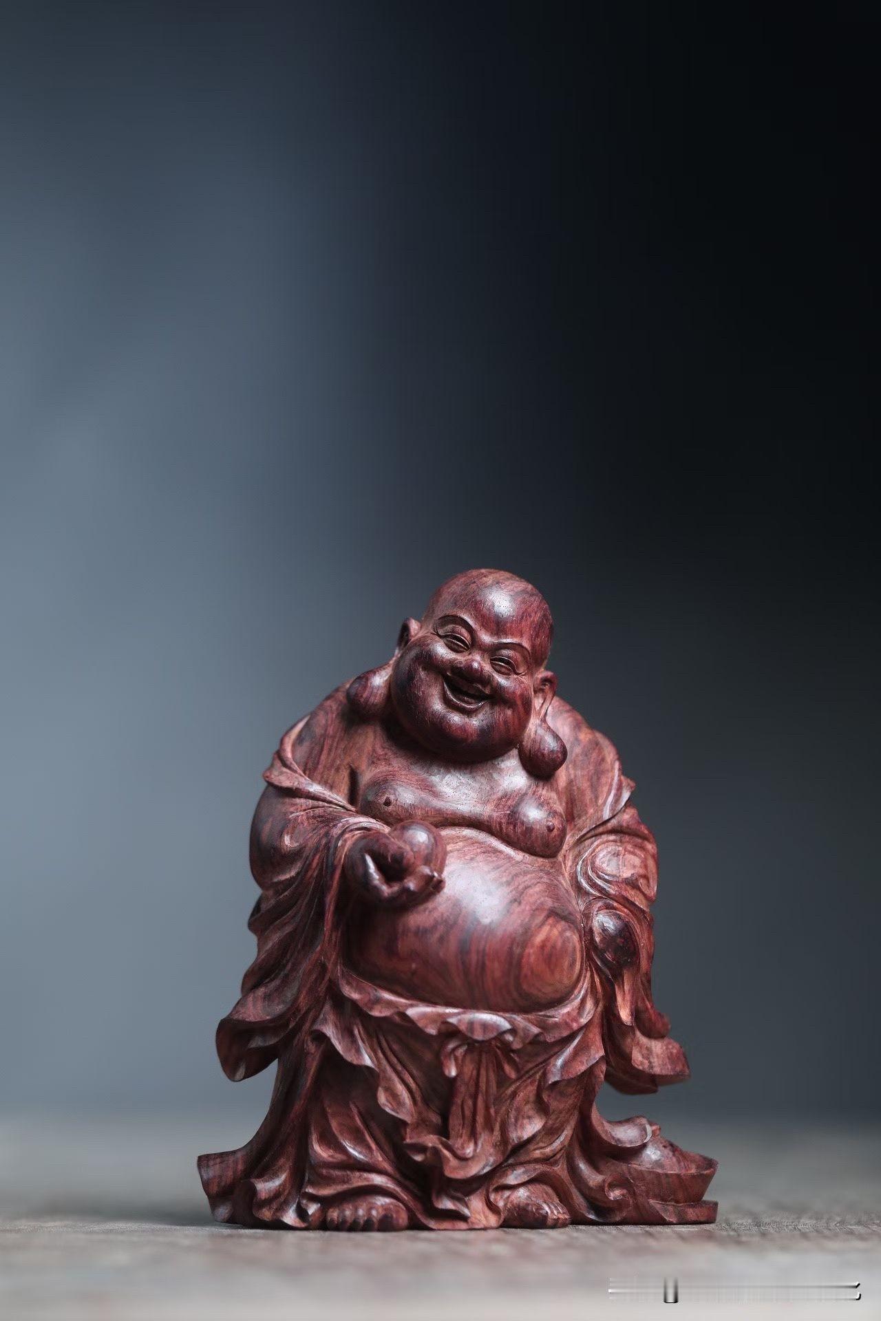 有些作品，第一眼看到的是笑容；再看，看到的却是岁月。

这尊海南黄花梨紫油梨清刀