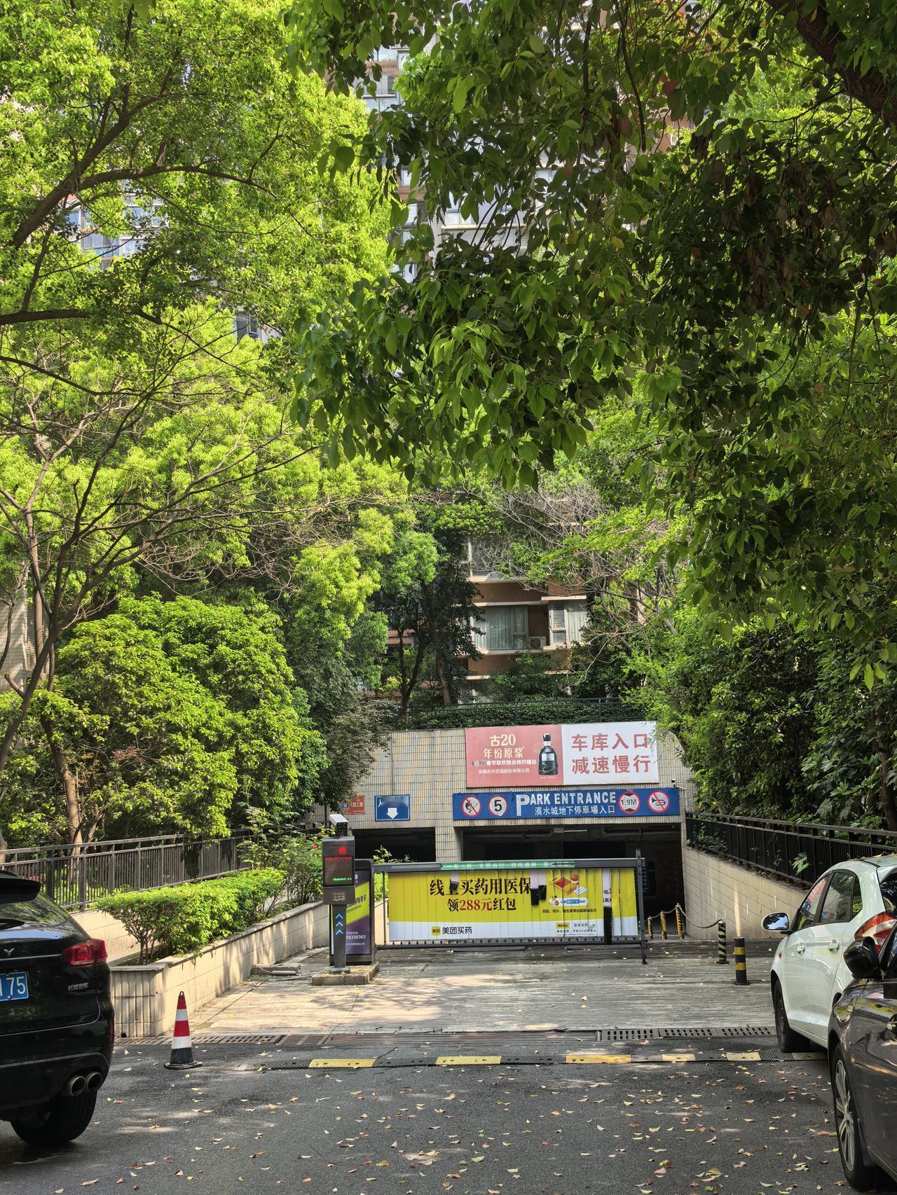 老张的工资全数交给老婆打理，手里剩下的一点零花钱，只够勉强抽烟喝酒。
 
每次和