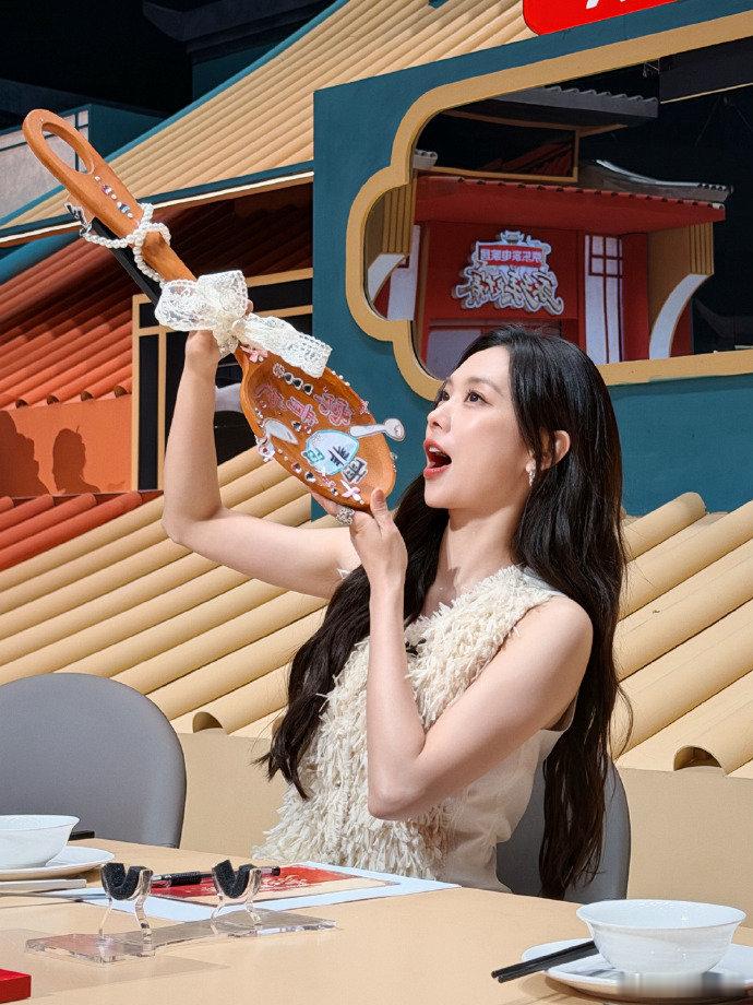 快把王霏霏打包送到中餐厅家乡美食大赛开播一档美食综艺藏不住做饭天赋，王霏霏动手能