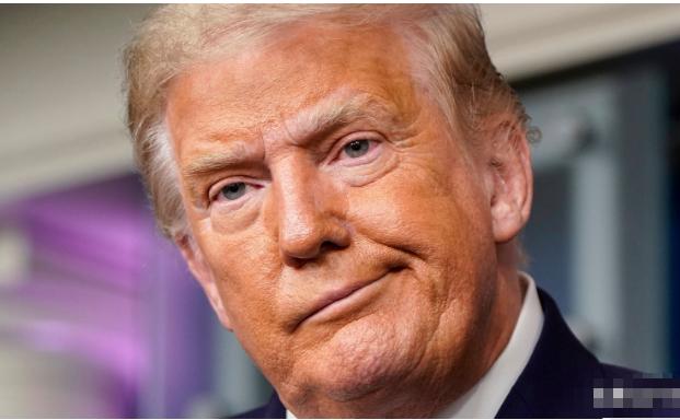 一觉醒来，特朗普又开始威胁了：
 
“谁向伊朗提供军火，美国就对谁加征50%关税