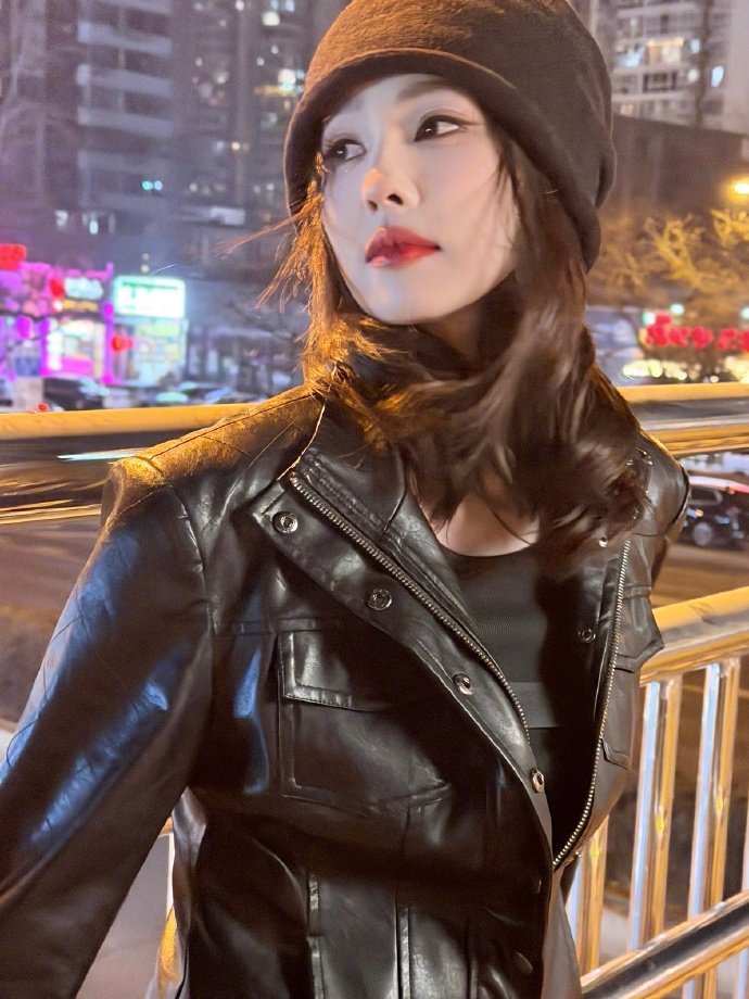 白鹿皮衣戴冷帽比耶 白鹿晒照安慰粉丝  白鹿晒照安慰粉丝，白鹿皮衣戴冷帽比耶，酷