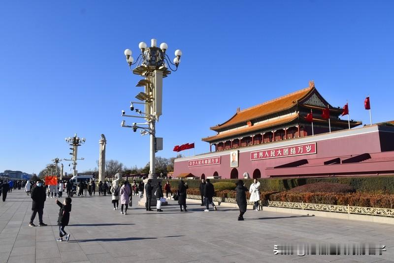 看天安门升国旗，那感觉真的没法用言语形容。当第一缕阳光洒下，国旗护卫队迈着整齐划