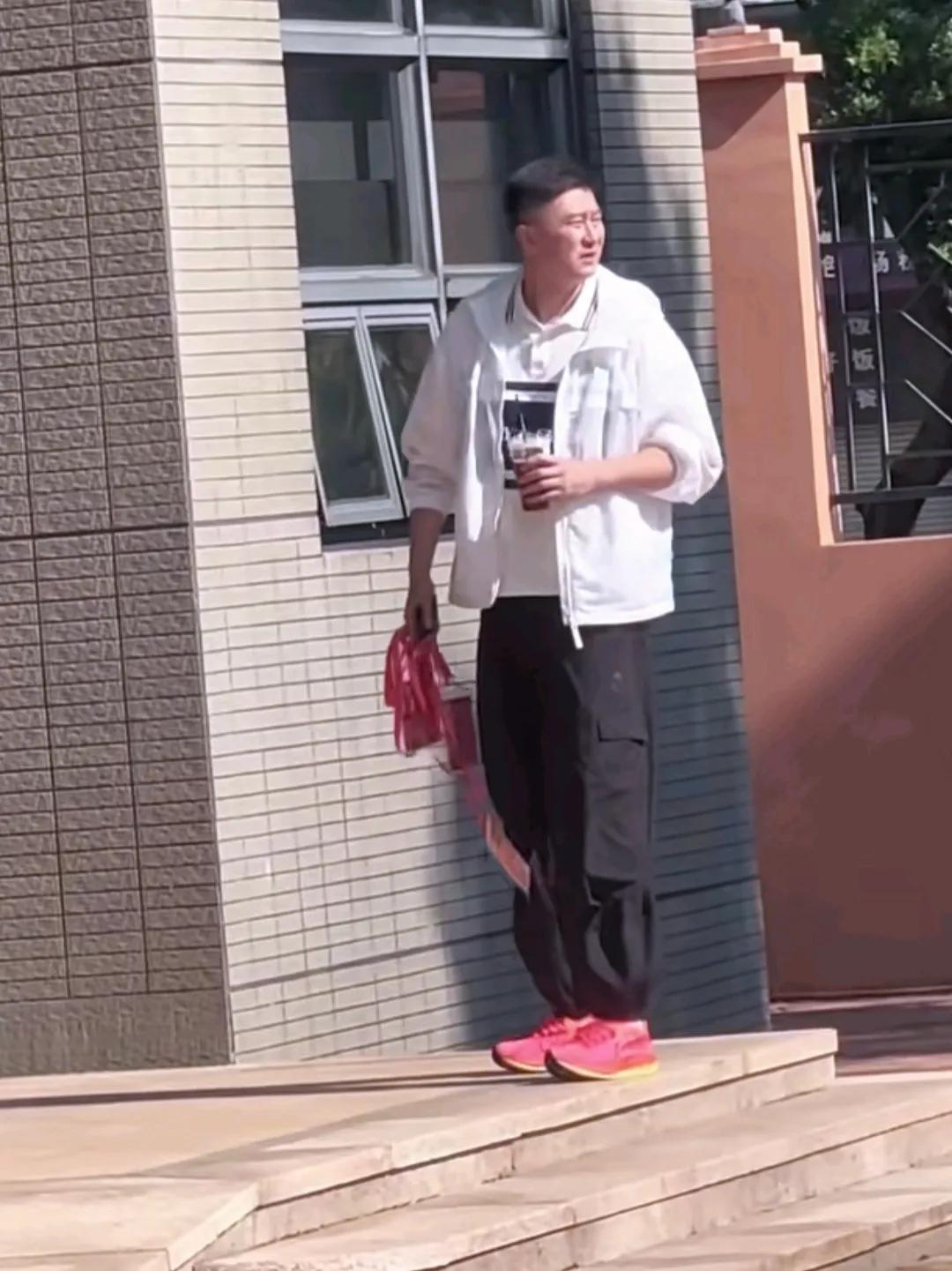 此人是谁，穿着邋里邋遢的，难道是包租公？
不对啊，一般包租公都是穿拖鞋的，白衣黑