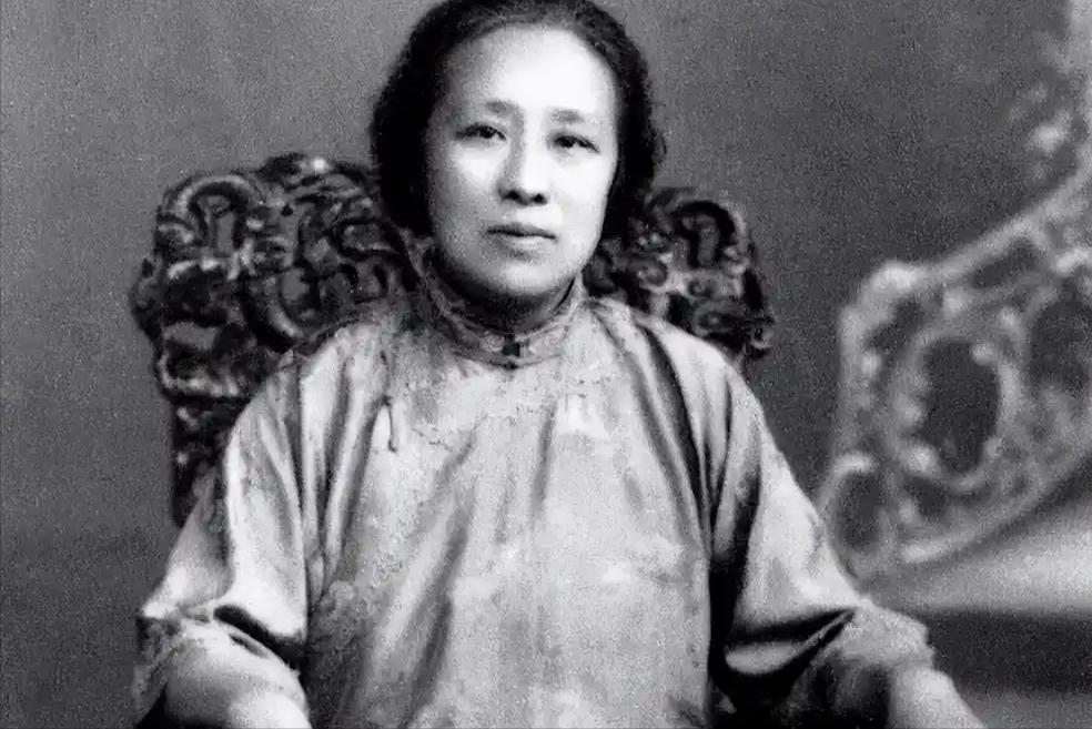 1941年，何香凝在逃离香港途中，被一伙人开枪逼停了船，船长绝望了，何香凝却说：