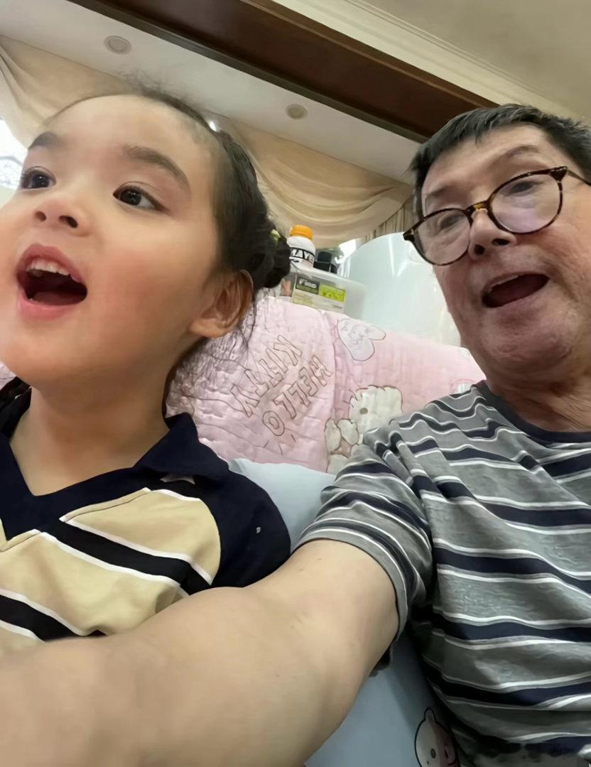 郭碧婷向佐儿子颜值好高呀 ​​​