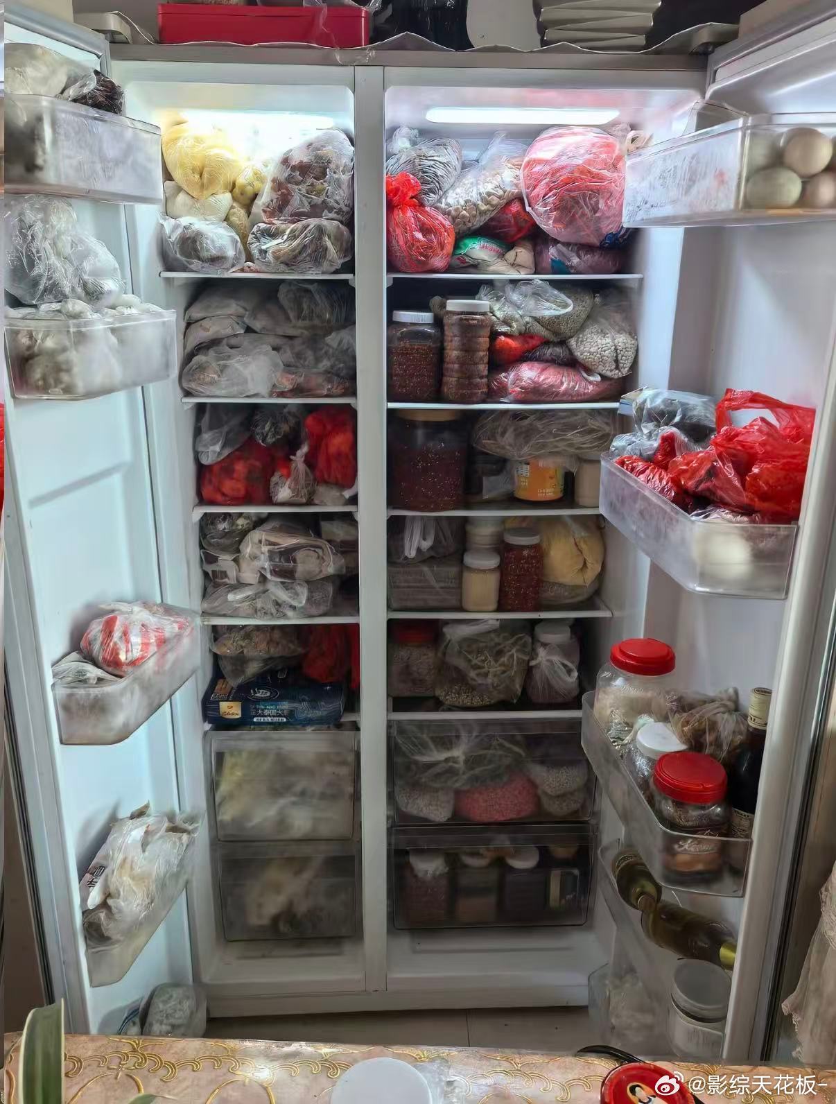 长辈的冰箱vs我的冰箱长辈的冰箱肩负全家伙食储备任务，肉类分装冷冻，家常菜留存保