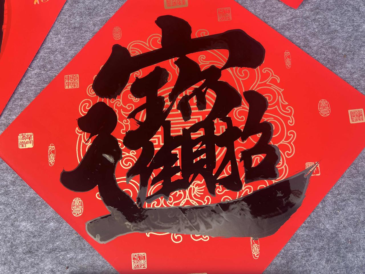 一个家的氛围，能分成三种：
一种叫刑场，
一种叫宿舍，
一种叫港湾。

第一种，