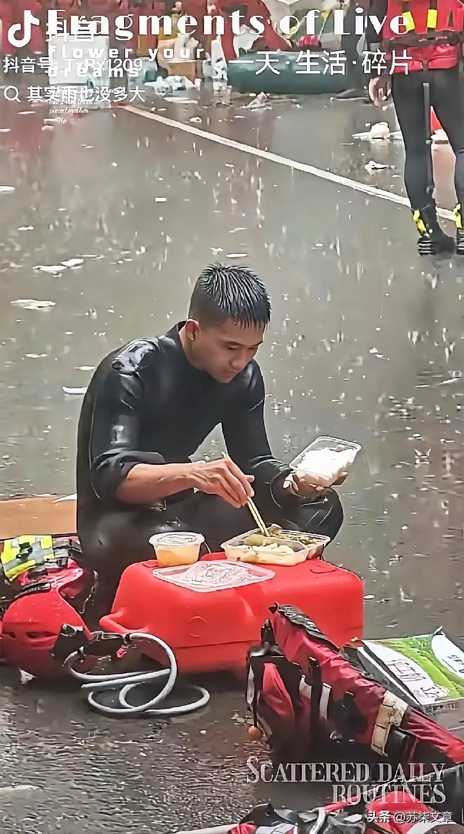 这是何等的伟大啊！
希望灾难过后，同胞们。不要再盲目追娱乐明星艺人，几千几千买票
