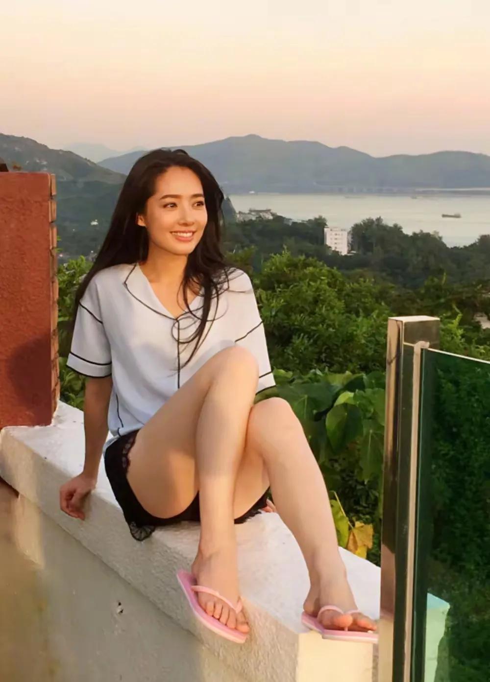 她为什么能以十八线小明星的身份嫁入豪门向家？其实原因很简单！名气小，意味着被娱乐