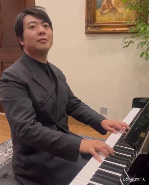 朗朗的媳妇吉娜穿着这么暴露，他也不管一管。正常女人谁这么穿？都露着屁股了，虽然现