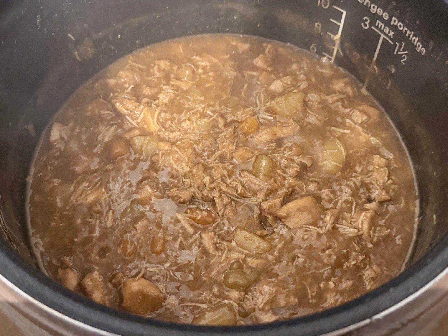 买了2.5kg鸡 解冻困难 一下子搞出来好多 又因为最后水加多了 导致电饭煲收汁