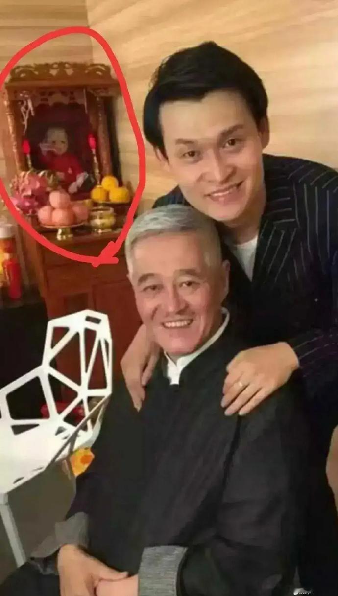 弱弱问一句，赵本山这家里供奉的是啥呀？有点瘆人…… ​ ​​​