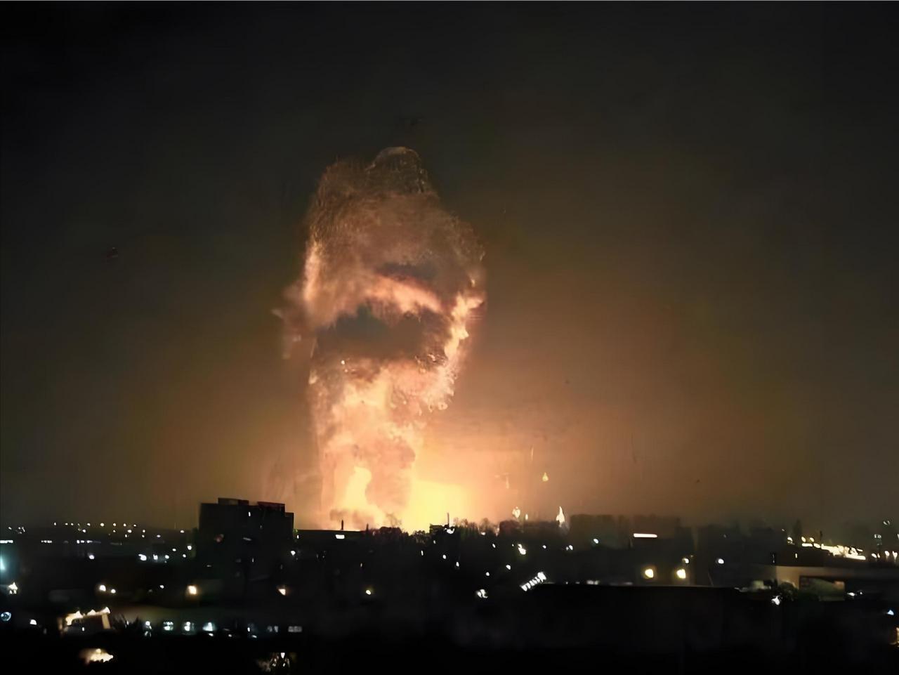 阿富汗刚刚请求停火，巴基斯坦国防部长三个字打回去：不停，打。战机越过边境线直接把