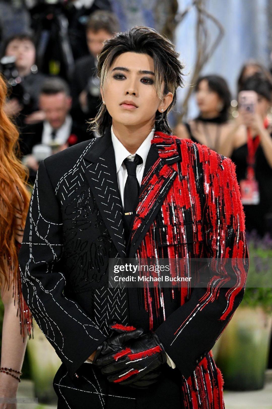 蔡徐坤国际时尚资源蔡徐坤时尚待遇蔡徐坤 受邀将亮相2027春夏米兰男装周Thom
