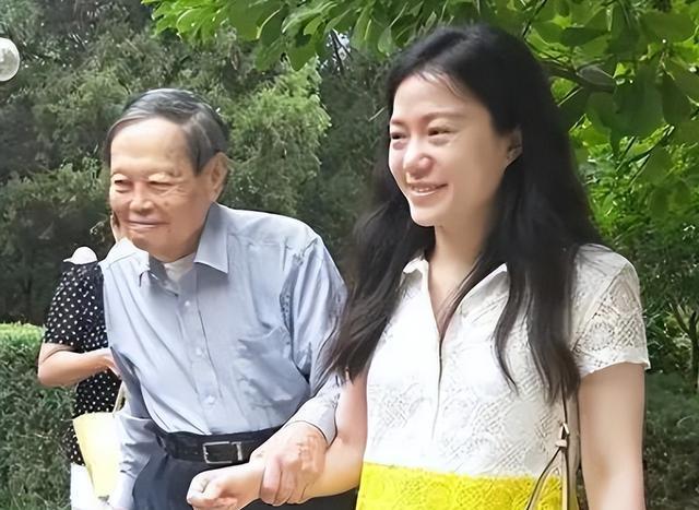 101岁的诺贝尔物理学奖得主杨振宁罕见露面，拄拐而立，身形佝偻却精神矍铄，笑容温