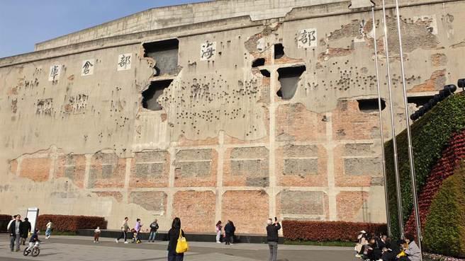 真是滑天下之大稽！《八佰》被台军定性为“统战”，军营禁放。

《八佰》这部电影讲