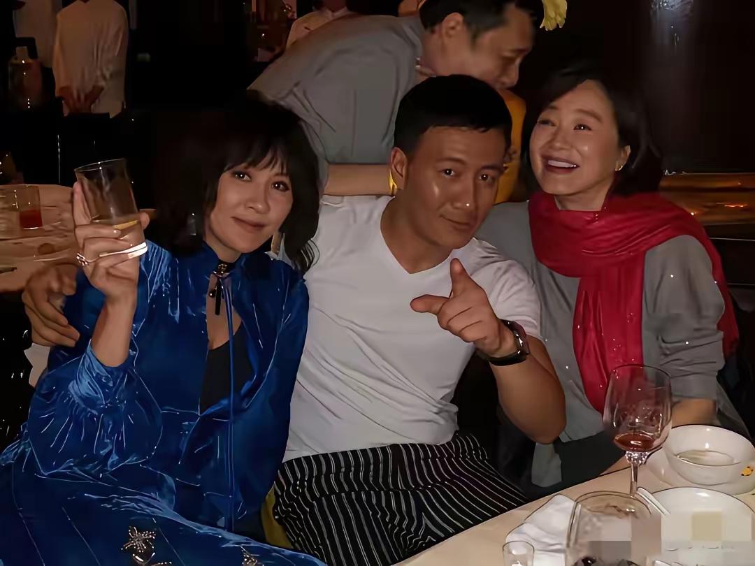 胡军在两位大美女的陪伴下真的是乐光了花，好像也没看到过胡军和刘嘉玲，林青霞一起演