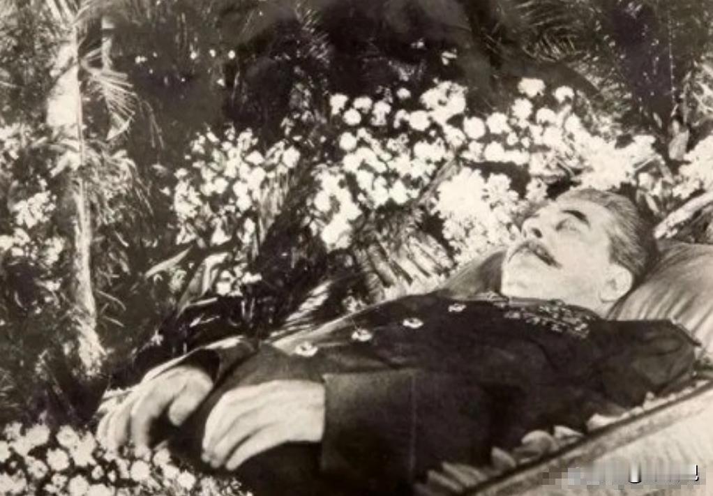 1961年10月，斯大林的坟墓被挖掘，原本庄严的元帅服被剥离，取而代之的是普通的