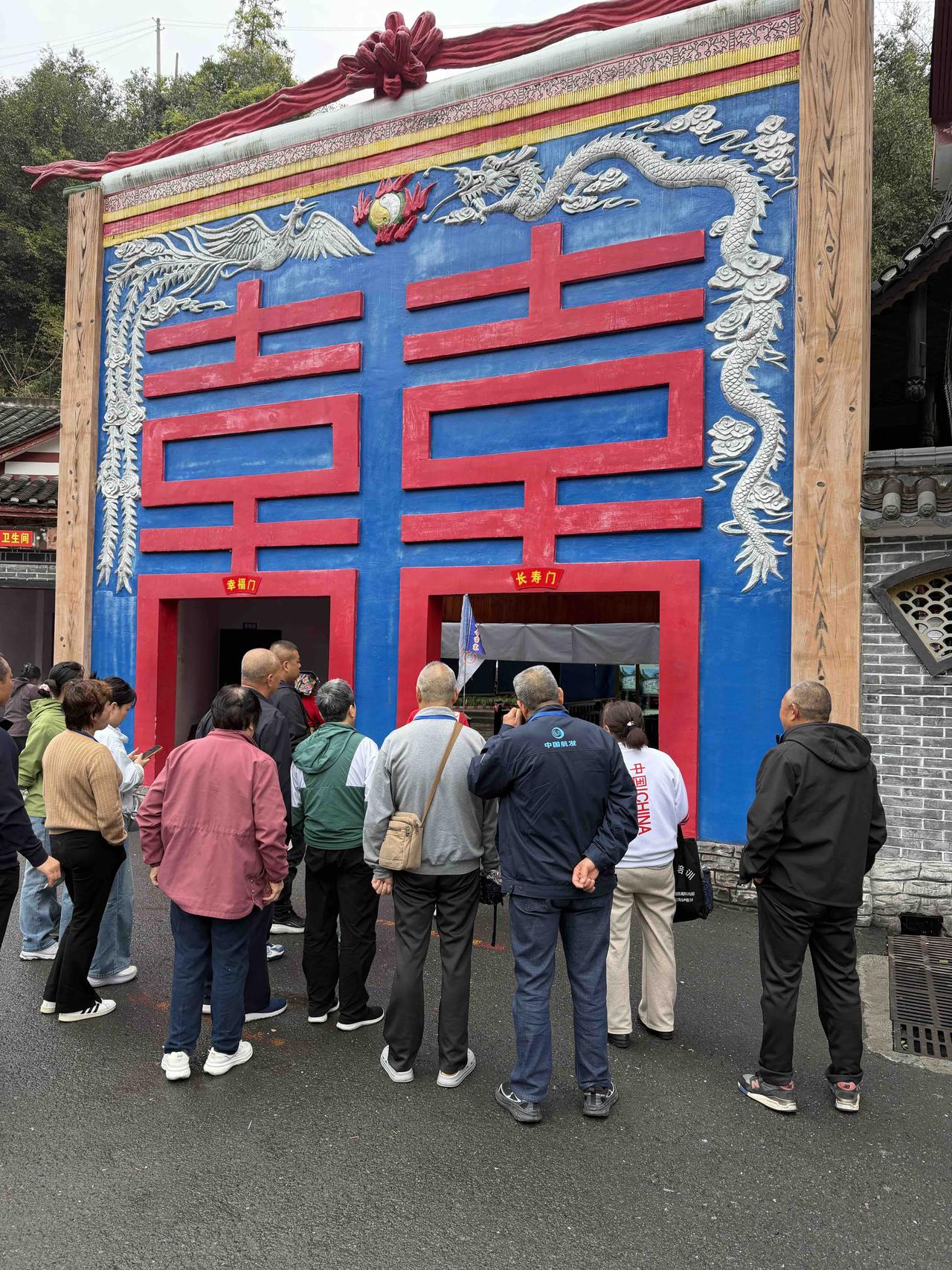 大前天中午，我跟随西安旅游团，在湖南湘西古丈县的戎吾苗寨，愉悦参观游览。
体验了