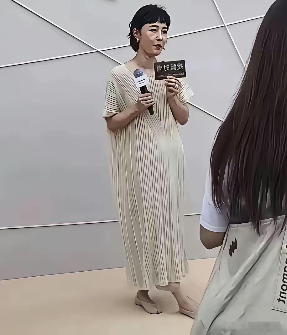 前几天还在夸白百何很漂亮，很有气质身材傲娇。今天刷到白百何怎么又变成了这副形象！