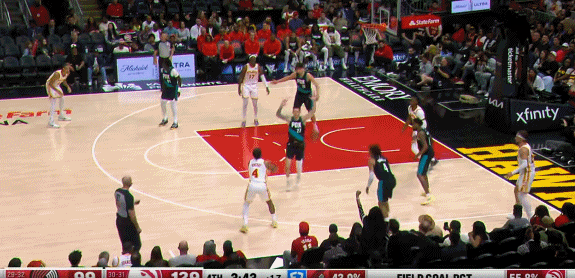 隔扣杨翰森！库明加这球要进五佳球！
在今天NBA常规赛老鹰对阵开拓者的第四节比赛