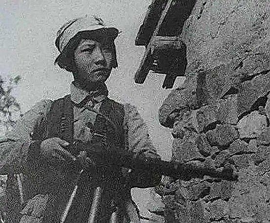 1941年，21岁的女侦察员王金英，在老乡家养病。夜里，她正洗脸时，突然看到窗外