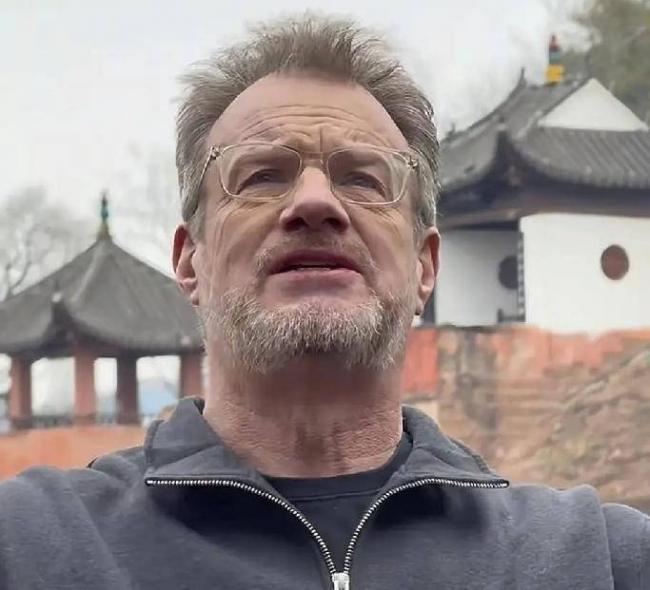 61岁的大山，岁月已白头 近日他与妻子甘霖照片流出，甘霖是重庆人，气质温婉，两人