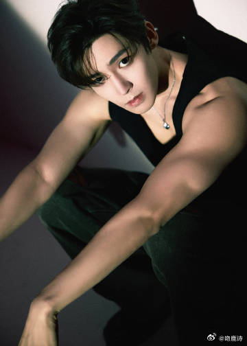 侯明昊 侯明昊的帅就像一幅精美的画卷，每一笔都勾勒出他的独特风采。他不仅外表帅气