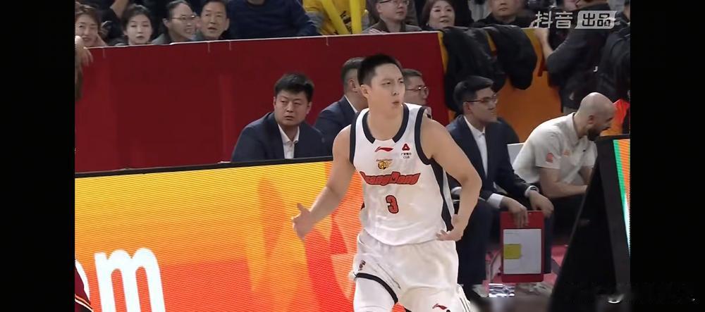 这评分表是拿脚填的吧？看一眼都得洗眼睛！
徐杰末节带节奏拿11分4助2断，评分