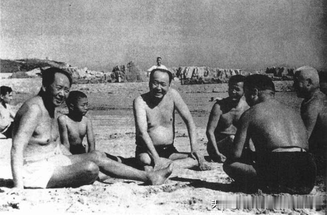 毛泽东在青岛第二海水浴场。